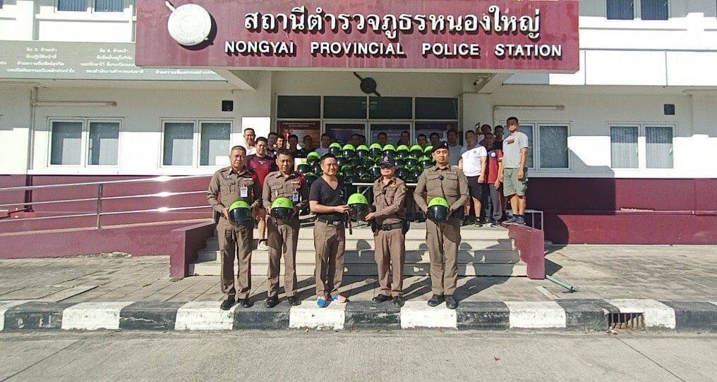 มอบหมวกนิรภัย, เสื้อคอวีสีดำ(UNICQLO)และอาร์มประจำสภ.