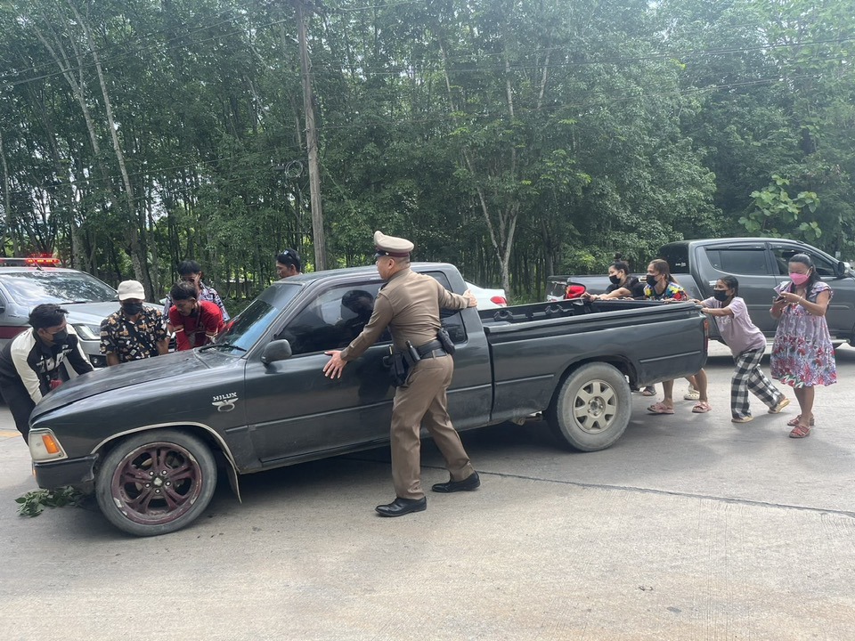 อำนวยความสะดวกเข็นรถที่เสีย กีดขวางกลางแยกเกษตร ต.หนองใหญ่