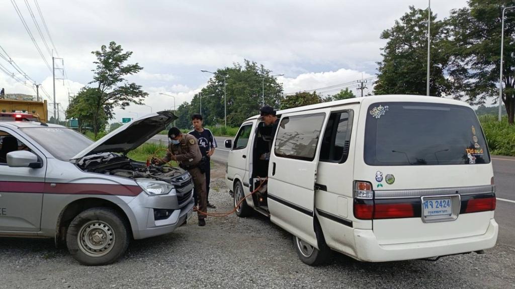 ช่วยเหลือปรัชาชนรถยนต์แบตเตอรี่หมด